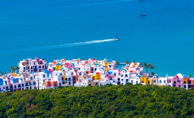 Santo Porto reimagines the spirit of Santorini in a distinctly original way. Photo courtesy of Sun Group