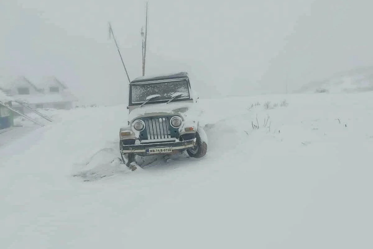 Heavy snowfall in Sandakphu, Darjeeling