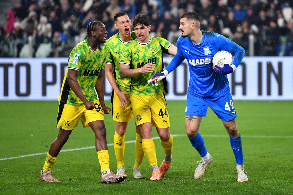 TURIN, ITALY - MARCH 21: Arijanet Muric of US Sassuolo Calcio celebrates with teammates after saving a penalty from Manuel Locatelli of Juventus during the Serie A match between Juventus FC and US Sassuolo Calcio at Allianz Stadium on March 21, 2026 in Turin, Italy. (Photo by Valerio Pennicino/Getty Images)