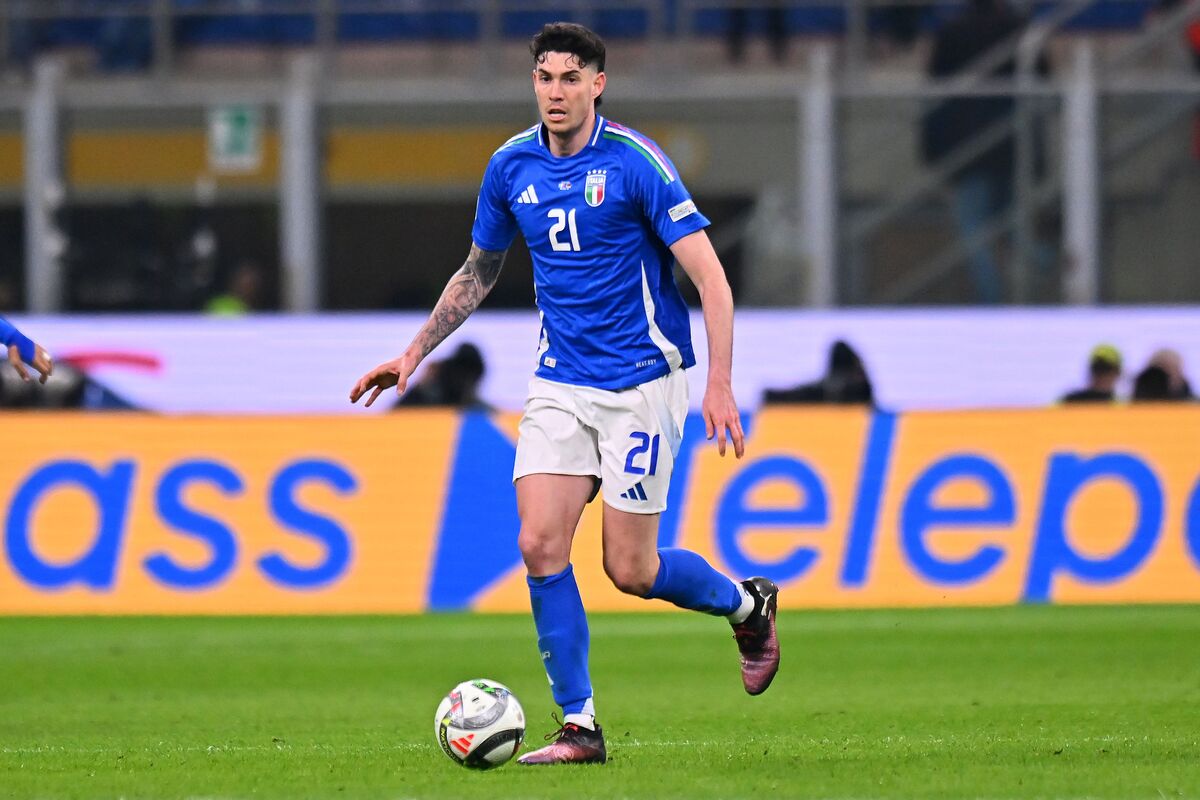 MILAN, ITALY - MARCH 20: Alessandro Bastoni of Italy in action during the UEFA Nations League quarterfinal leg one match between Italy and Germany at Stadio San Siro on March 20, 2025 in Milan, Italy. (Photo by Alessandro Sabattini/Getty Images)