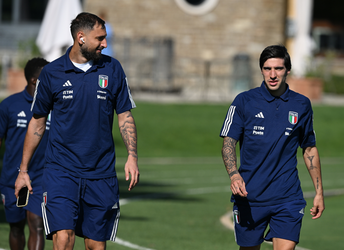FLORENCE, ITALY - SEPTEMBER 05: Gianluigi Donnarumma and Sandro Tonali of Italy arrive during an Italy Training Session at Centro Tecnico Federale di Coverciano on September 05, 2023 in Florence, Italy. (Photo by Claudio Villa/Getty Images)