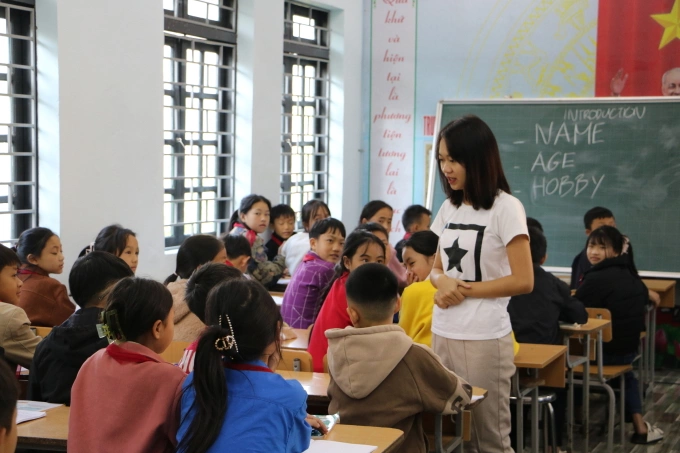 The staff teaching English at a nearby school. Photo courtesy of Ha Giang Aya Lodge
