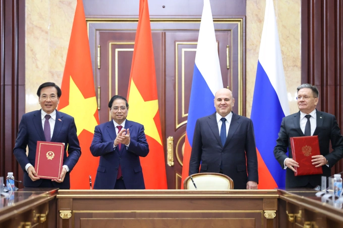 Vietnamese PM Pham Minh Chinh (2nd, L) and his Russian counterpart Mikhail Mishustin (2nd, R) after the signing of the agreement between the two governments on cooperation in building a nuclear power plant on the territory of Vietnam. Photo by Vietnam Government Portal