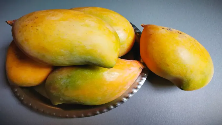Mango contains a lot of nutrients.