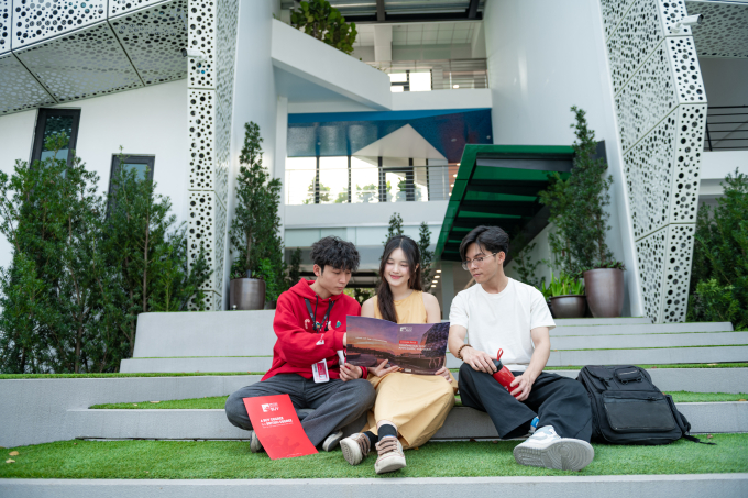 Anh (C) with her friends at the universitys campus. Photo courtesy of Anh