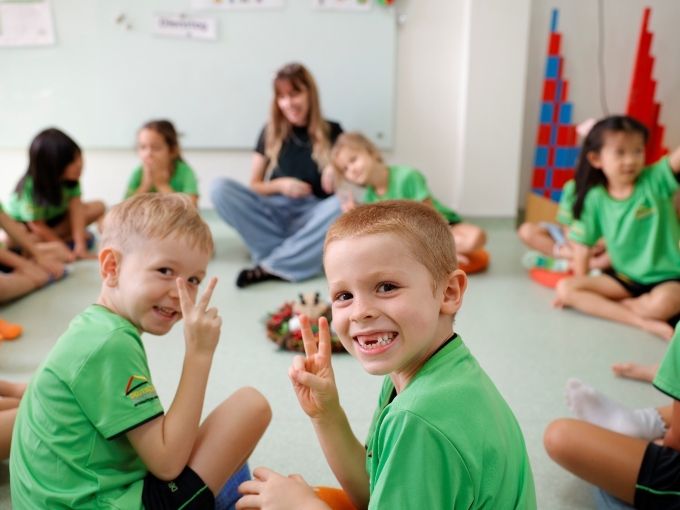 Students engage in interactive classroom activities in a bilingual German-English learning environment. Photo courtesy of IGS