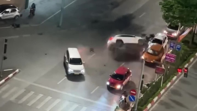 A car crashed into a series of cars waiting at a red light on a street in Hanoi