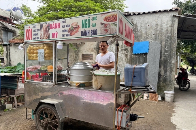 Pham Van The preparing his street food stall in Hanoi, March 20, 2026. Photo by Read/Quynh Nguyen
