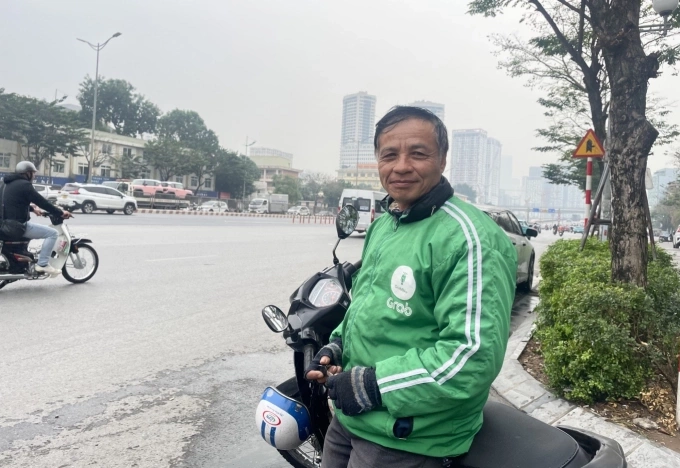 Motorbike-taxi driver Nguyen Dac Hien at the Mai Dich overpass in Hanoi, January 2026. Photo by Read/Phan Duong