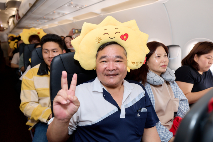 Passengers on SPAs first flight to Taipei (Taiwan, China) received gifts from the flight attendant. Photo courtesy of Sun Group