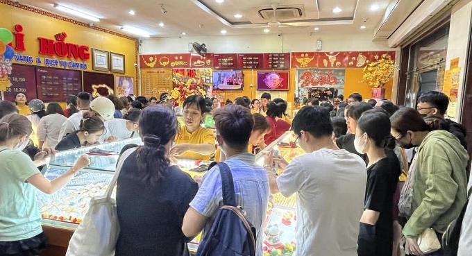 Customers make transactions at the jewelry counter, Mi Hong Bui Huu Nghia store (HCMC) on the evening of March 1. Photo: Quynh Trang.