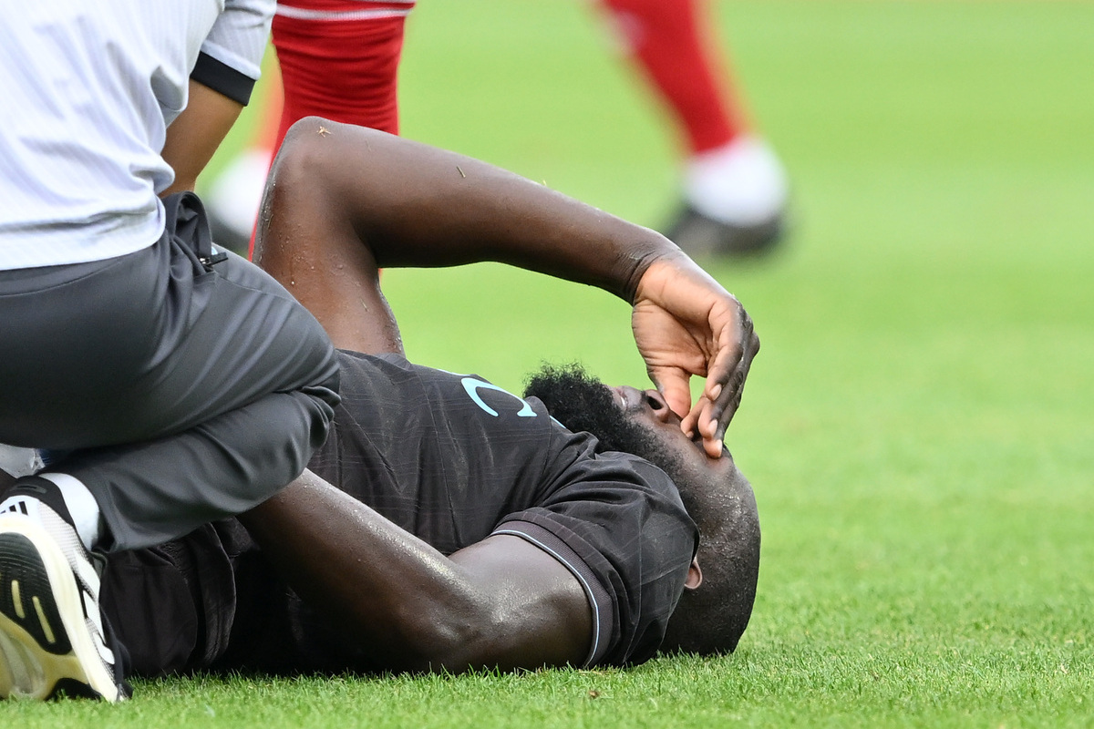 CASTEL DI SANGRO, ITALY - AUGUST 14: Romelu Lukaku of Napoli lies on the pitch after being injured during the pre-season friendly match between Napoli and Olympiacos at Stadio Teofilo Patini on August 14, 2025 in Castel di Sangro, Italy. (Photo by Giuseppe Bellini/Getty Images)