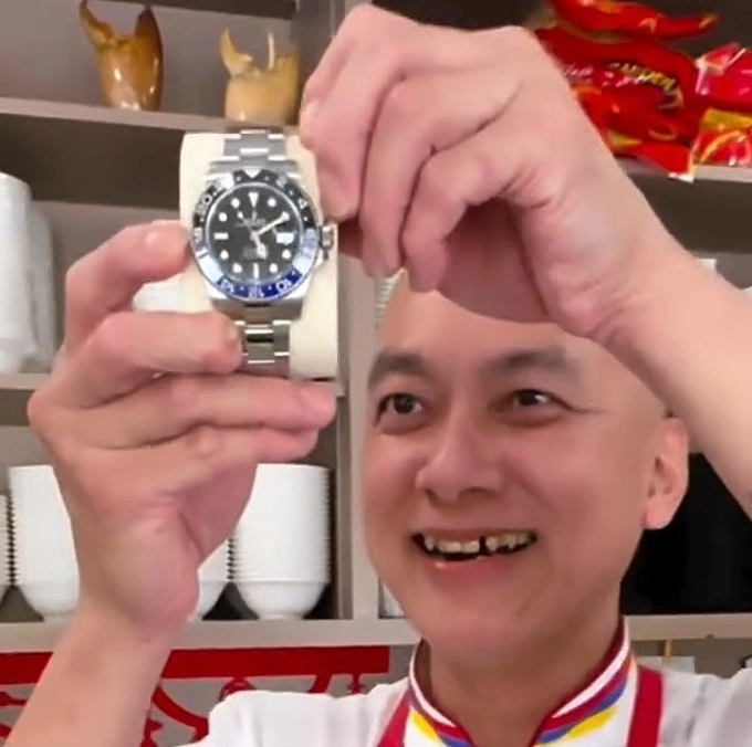 Kelly Jie Seafoods head chef holding up the Rolex watch. Screenshot taken from Instagram video/@kellyjieseafood