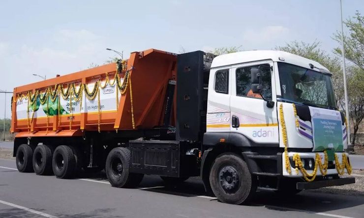 india's first hydrogen powered truck launched by adani-ashok leyland