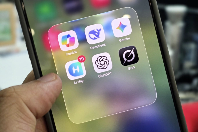 Some AI applications created on phones are Copilot, DeepSeek, Gemini, AI Hay, ChatGPT, Grok. Photo: Luu Quy