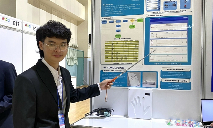 Toan presented about the health monitor at WICO. Photo: Provided by the character