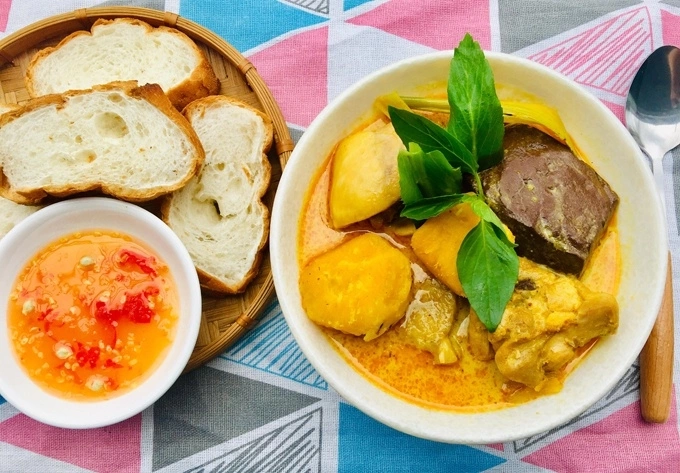 Chicken curry is often served with a side of salt and lime dipping sauce. Photo by VnExpress/Chang Chep