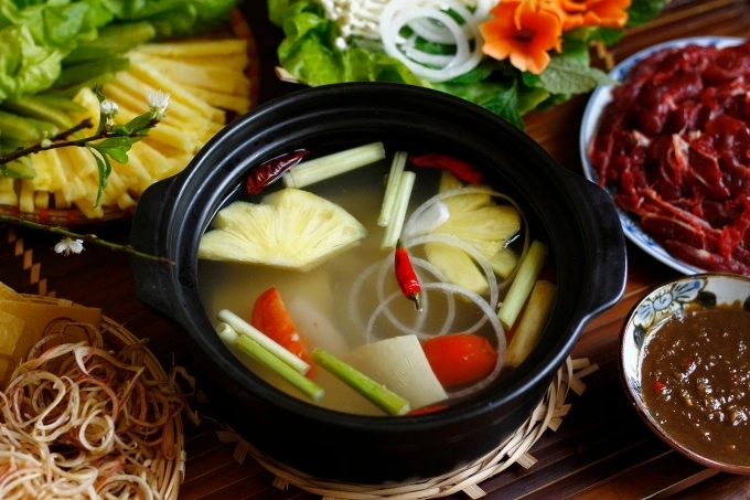 Bo nhung dam is served with a vinegar-based broth, often with pineapple and tomato slices. Photo by Read/Bui Thuy