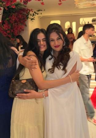 Vivek Dahiya Kisses Pregnant Divyanka Tripathi's baby Bump, she blushes, her On-Screen Daughter Ruhi Gets Emotional at Baby Shower Vivek Dahiya Kisses Pregnant Divyanka Tripathi's baby Bump, she blushes, her On-Screen Daughter Ruhi Gets Emotional at Baby Shower