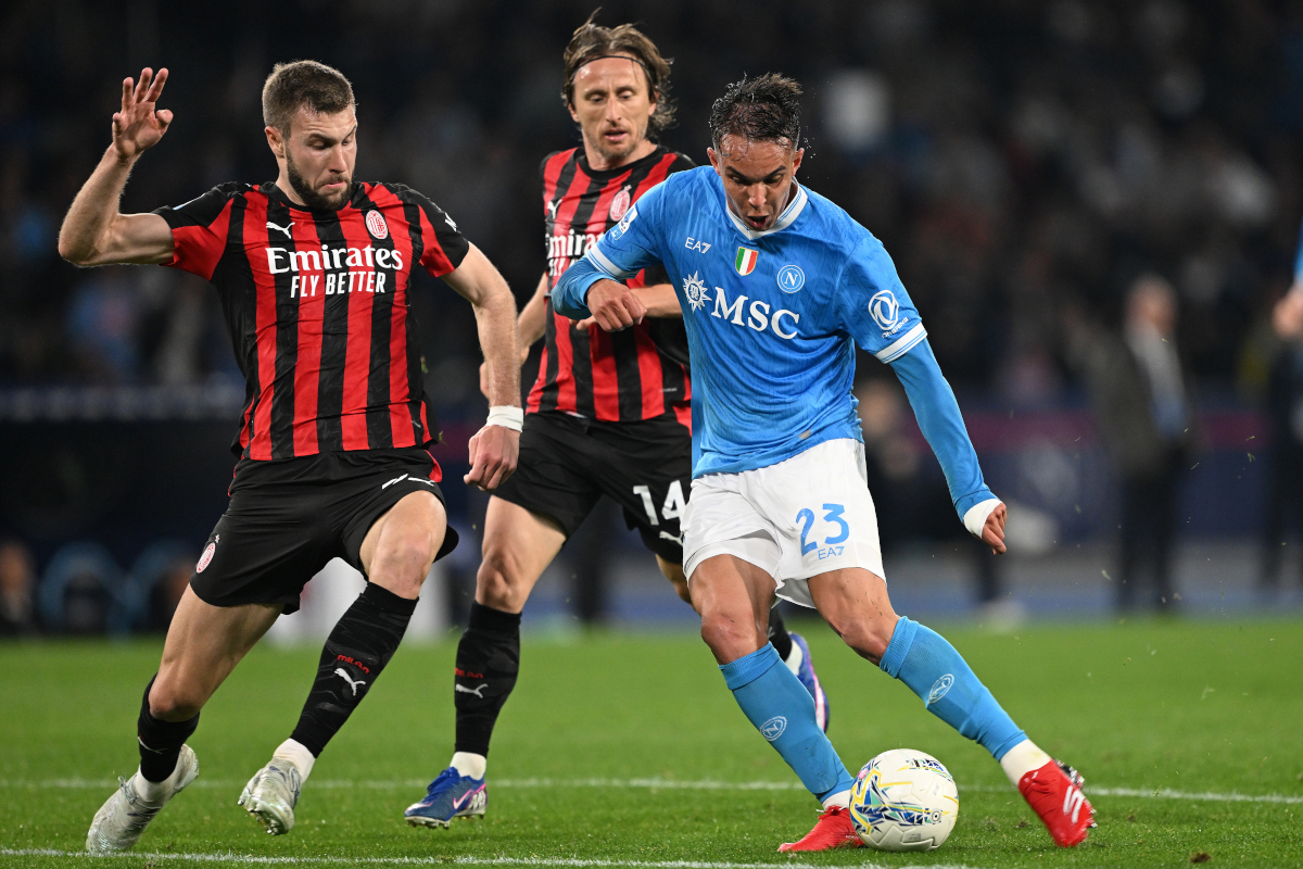 NAPLES, ITALY - APRIL 06: Giovane of SSC Napoli battles for possession with Strahinja Pavlovic of AC Milan during the Serie A match between SSC Napoli and AC Milan at Stadio Diego Armando Maradona on April 06, 2026 in Naples, Italy. (Photo by Francesco Pecoraro/Getty Images)