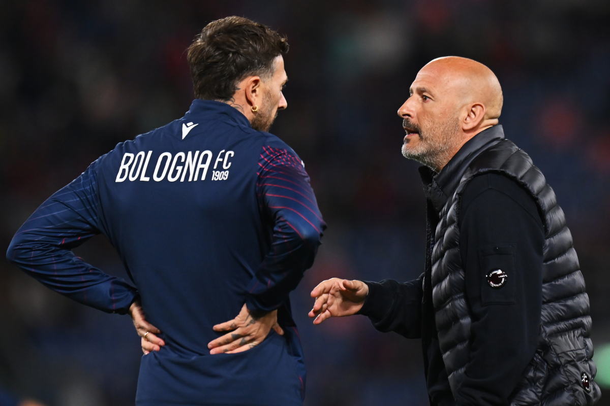 BOLOGNA, ITALY - APRIL 09: Vincenzo Italiano, Head Coach of Bologna, talks with Federico Bernardeschi of Bologna prior to the UEFA Europa League 2025/26 Quarter-Final Leg One match between Bologna FC 1909 and Aston Villa FC at Stadio Renato Dall'Ara on April 09, 2026 in Bologna, Italy. (Photo by Alessandro Sabattini/Getty Images)