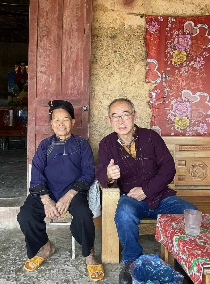 Mr. Ogura visited the Nung people's house in Ha Giang.