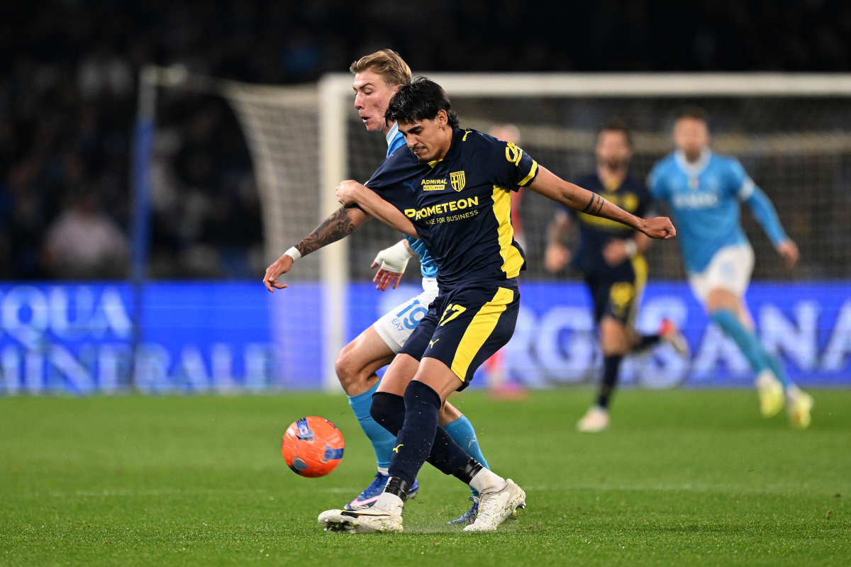 NAPLES, ITALY - JANUARY 14: Mariano Troilo of Parma Calcio 1913 battles for possession with Rasmus Hojlund of SSC Napoli during the Serie A match between SSC Napoli and Parma Calcio 1913 at Stadio Diego Armando Maradona on January 14, 2026 in Naples, Italy. (Photo by Francesco Pecoraro/Getty Images)