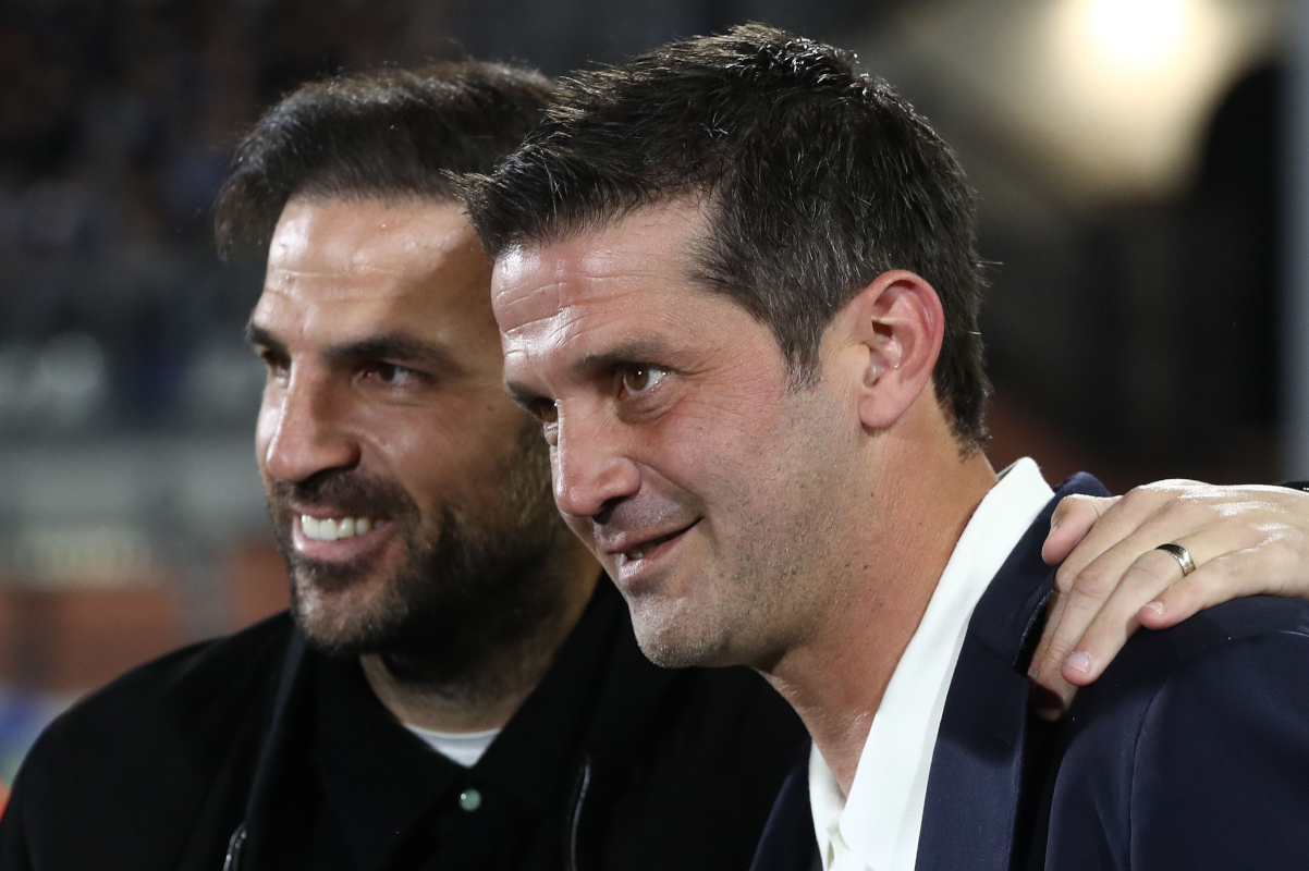COMO, ITALY - APRIL 12: Como 1907 coach Cesc Fabregas and FC Internazionale coach Cristian Chivu look on during the Serie A match between Como 1907 and FC Internazionale at Giuseppe Sinigaglia Stadium on April 12, 2026 in Como, Italy. (Photo by Marco Luzzani/Getty Images)