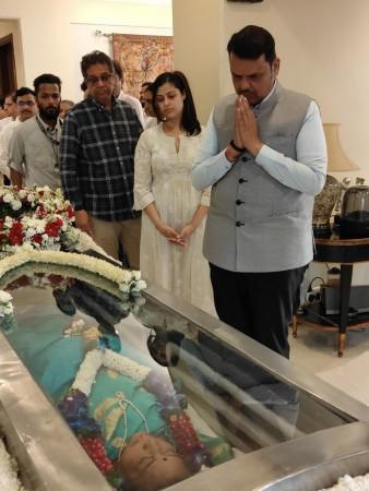 Athiya Shetty shares Lata Mangeshkar photo instead of Asha Bhosle, gets trolled; singer's mortal remains reach residence