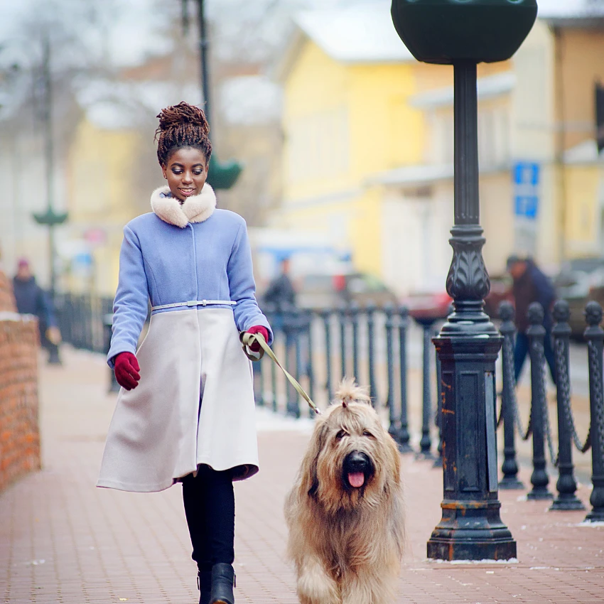 woman walking dog should use pet as a litmus test before dating anyone