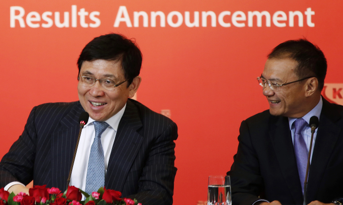 Sun Hung Kai Properties Chairman and Managing Director Raymond Kwok (L) and Deputy Managing Director Mike Wong attend a news conference in Hong Kong, Feb. 27, 2015. Photo by Reuters
