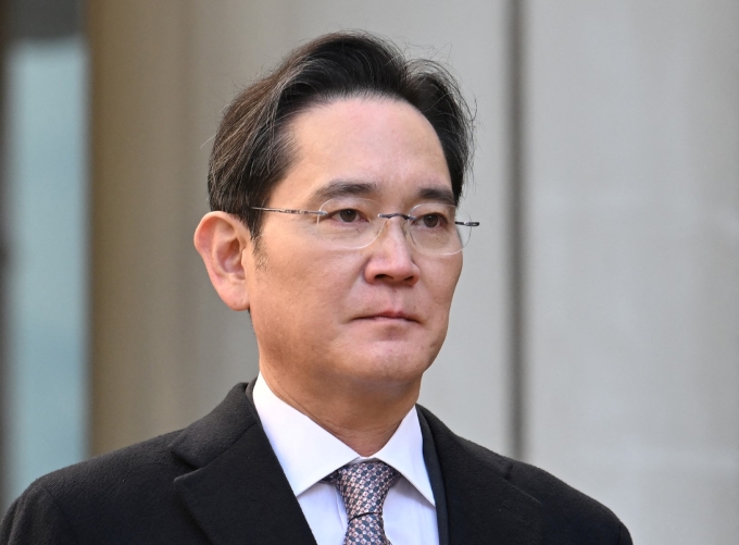 Samsung Electronics chairman Lee Jae-yong leaves after a court ruling on the controversial 2015 merger case, at the Seoul High Court in Seoul on Feb. 3, 2025. Photo by AFP