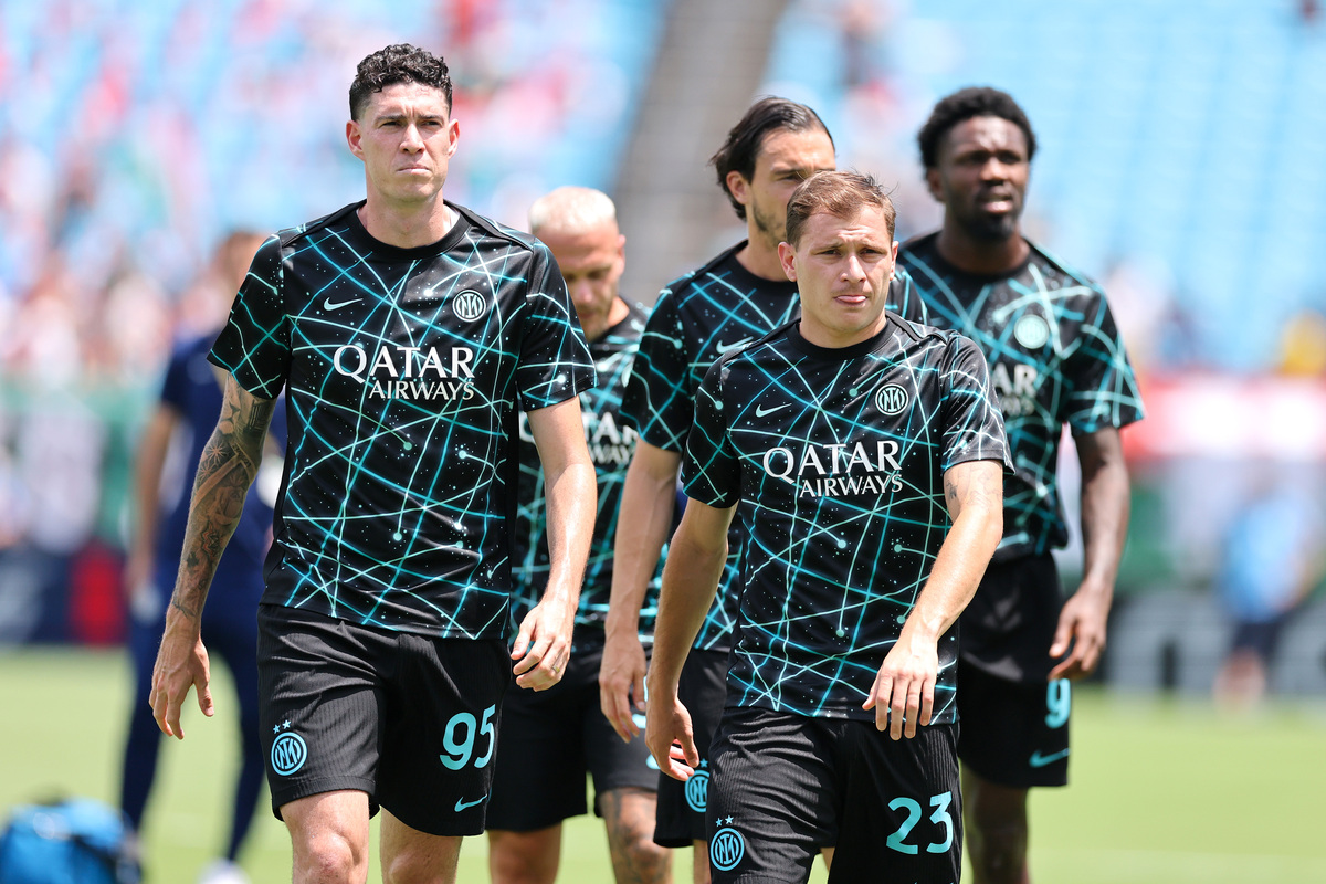 CHARLOTTE, NORTH CAROLINA - JUNE 30: Alessandro Bastoni #95 and Nicolo Barella #23 of FC Internazionale Milano warm up prior to the FIFA Club World Cup 2025 round of 16 match between Serie A side FC Internazionale Milano and Fluminense FC at Bank of America Stadium on June 30, 2025 in Charlotte, North Carolina. (Photo by Michael Reaves/Getty Images)