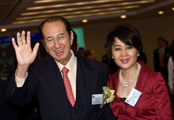 Angela Leong (R) and Stanley Ho are seen at an event in Hong Kong on July 16, 2008. Photo by AFP