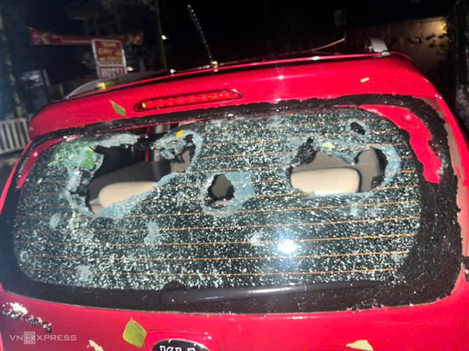 Rocks shattered the windows of a car parked outdoors in Ngai So village, Bac Ha commune, Lao Cai province on April 16th. Photo by Bac Ha