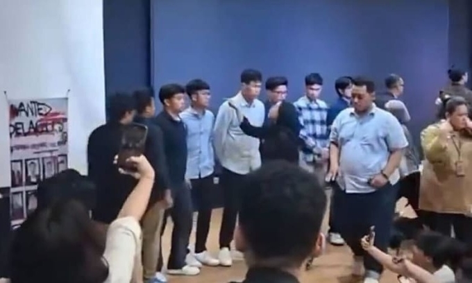 Students accused of harassment in the leaked UI Law School group chats face a forum at Djokosoetono Auditorium on April 13, 2026. Photo courtesy of X