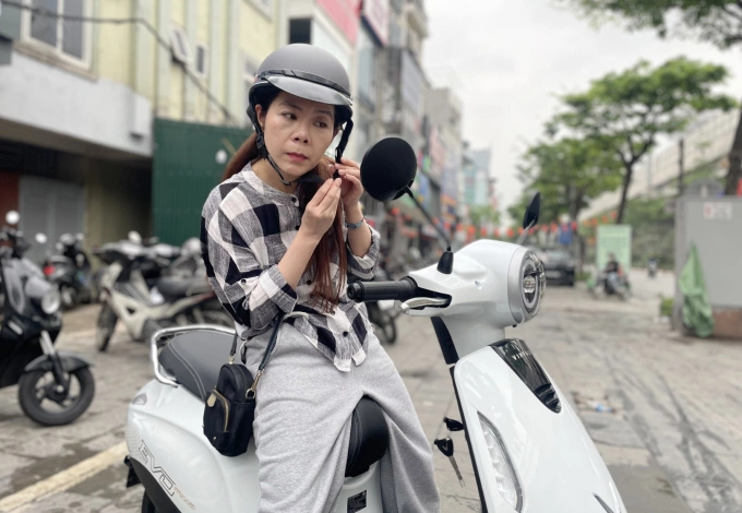 Ms. Thanh Ha, 45 years old, in Mai Dich ward, received a new car on the morning of April 2. Photo: Phan Duong