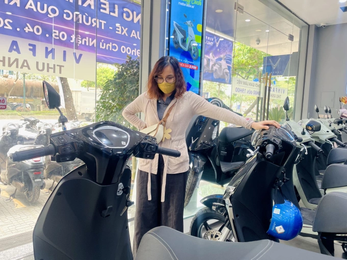 Ms. Hoa, 36 years old, in Thanh Oai, bought a car at a dealership in Duong Noi, noon April 3. Photo: Phan Duong