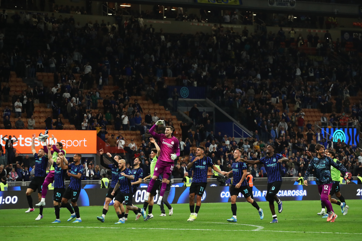MILAN, ITALY - APRIL 17: FC Internazionale Milano players celebrate at full time during the Serie A match between FC Internazionale and Cagliari Calcio at Giuseppe Meazza Stadium on April 17, 2026 in Milan, Italy. (Photo by Marco Luzzani/Getty Images)