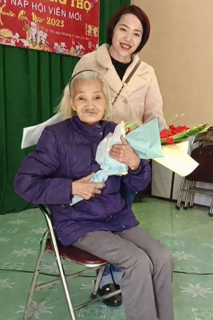 Nguyen Thi Thai (standing) with her mother Nguyen Thi Thi during a 2023 celebration. Photo courtesy of Thai