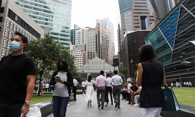 Office workers at the central business district in Singapore in April 2022. Photo by Reuters