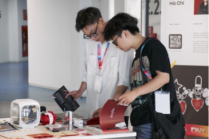 Students checking portfolio. Photo courtesy of BUV