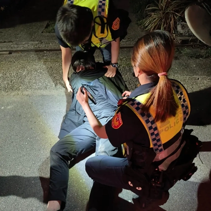 Police officers restrain the masked, knife-wielding suspect in Taichung City, Taiwan, on April 18, 2026. Photo from Instagram/@willisloye