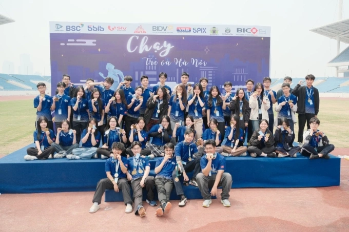Tuan (bottom row, center) and the organizers of the Run: Youth and Hanoi race, March. Photo courtesy of Tuan