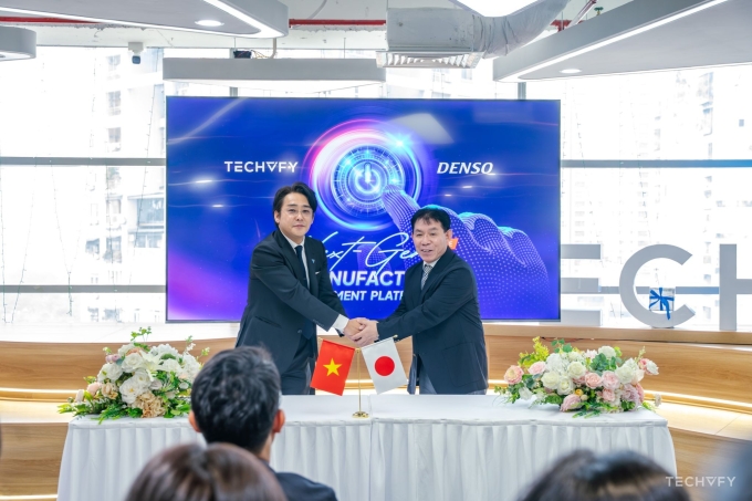 Takeshita (L), Representative Director of Techvify Japan, and Hiroshi Moriyama (R), Director of Machinery & Tools at DENSO. Photo courtesy of Techvify