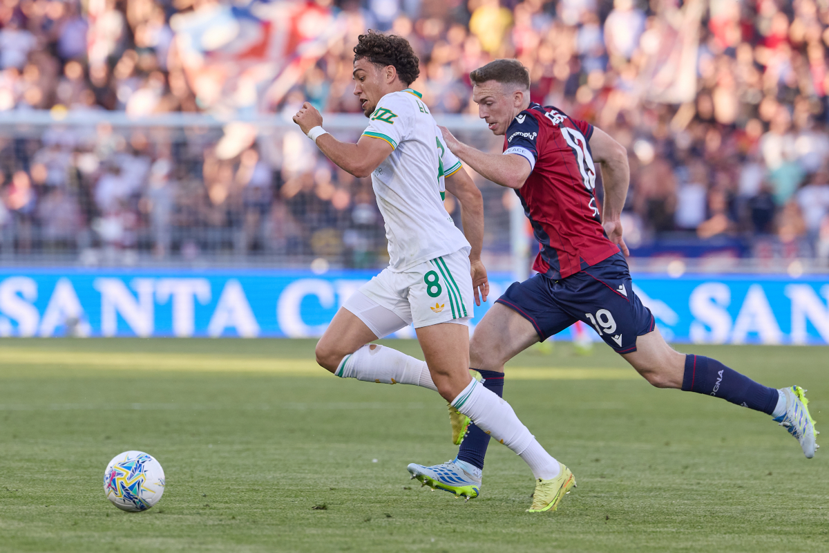 BOLOGNA, ITALY - APRIL 25: Neil El Aynaoui of AS Roma competes for the ball with Lewis Ferguson of Bologna FC during the Serie A match between Bologna FC 1909 and AS Roma at Renato Dall'Ara Stadium on April 25, 2026 in Bologna, Italy. (Photo by Emmanuele Ciancaglini/Getty Images)