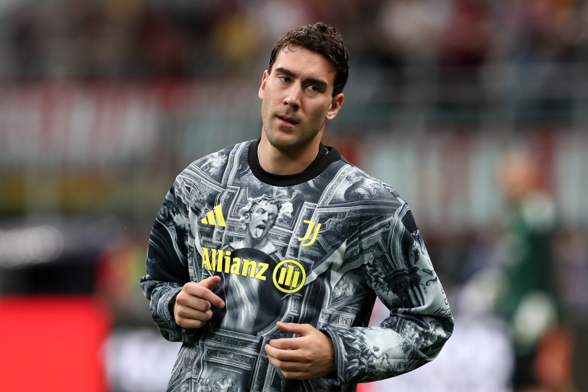 MILAN, ITALY - APRIL 26: Dusan Vlahovic of Juventus warms up prior to the Serie A match between AC Milan and Juventus FC at Giuseppe Meazza Stadium on April 26, 2026 in Milan, Italy. (Photo by Marco Luzzani/Getty Images)
