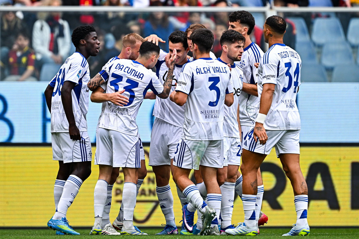GENOA, ITALY - APRIL 26: Anastasios Douvikas of Como (4th from left) celebrates with his team-mates after scoring a goal during the Serie A match between Genoa CFC and Como 1907 at Luigi Ferraris Stadium on April 26, 2026 in Genoa, Italy. (Photo by Simone Arveda/Getty Images)