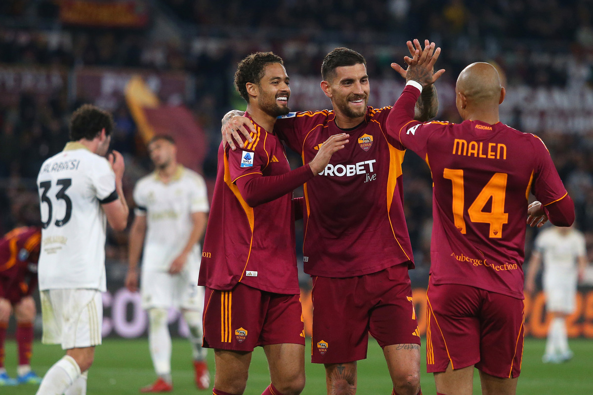 ROME, ITALY - APRIL 10: Donyell Malen with his teammates of AS Roma celebrates after scoring the team's second goal during the Serie A match between AS Roma and Pisa SC at Stadio Olimpico on April 10, 2026 in Rome, Italy. (Photo by Paolo Bruno/Getty Images)