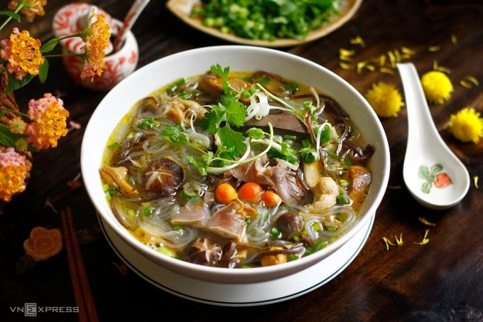 A bowl of mien ga, featuring glass noodles, chicken, wood ear mushrooms, and herbs. Photo by VnExpress/Bui Thuy